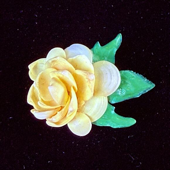 VINTAGE REAL TINY SHELLS PAINTED CELLULOID GARDENIA FLOWER BROOCH - Picture 3 of 5